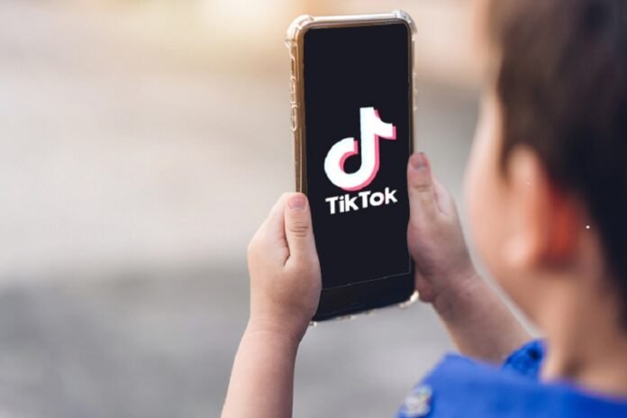 Children on smartphones using TikTok