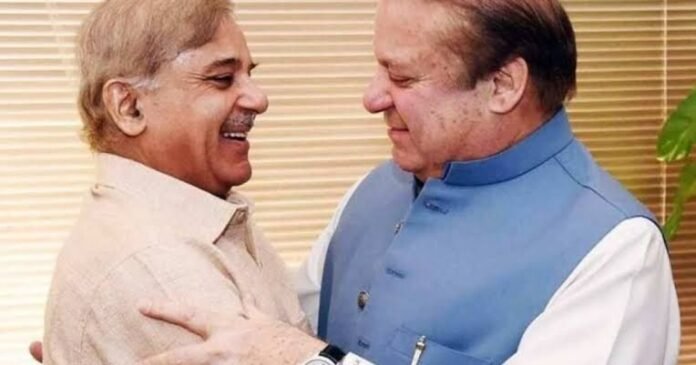 Mahnoor receiving Apple MacBook Pro from Nawaz and Shehbaz Sharif