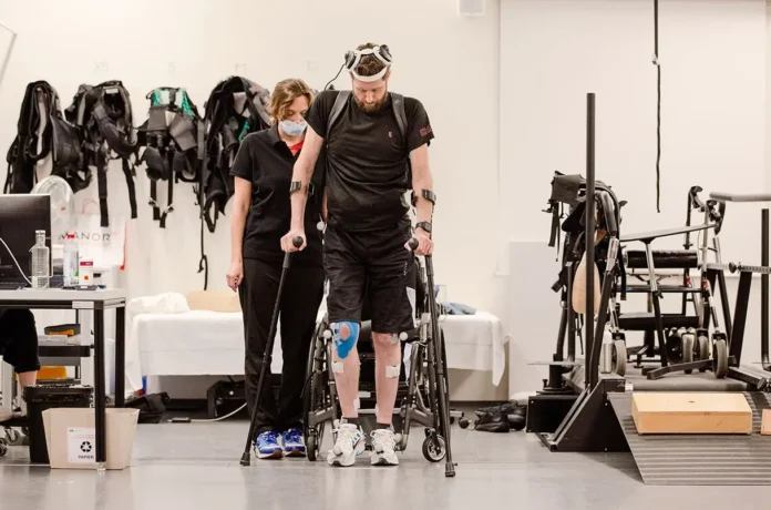 The Brain-Spine Interface helped paralysed man walk naturally.